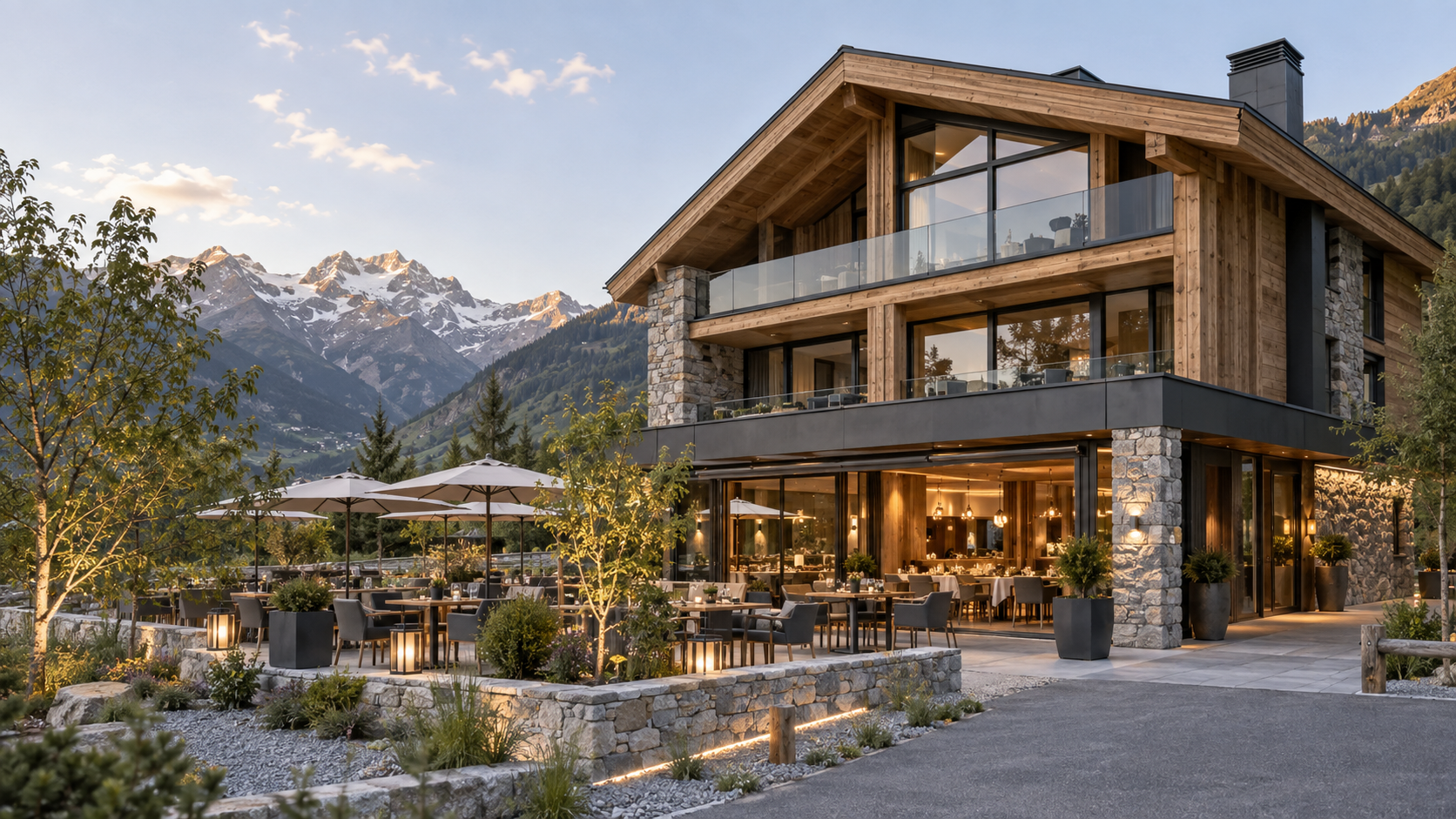 Hôtel alpin contemporain avec restaurant et terrasse